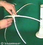 Нужно равномерно распределить полоски излучателя. Официальный сайт производителя ионизаторов воздуха (Люстр Чижевского) "Аэроион-25". Ионизаторы воздуха (Люстры Чижевского) "Аэроион-25", модификация "Пальма" с вращающимся излучателем (ионизирующим электродом), сборка, выравнивание излучателя